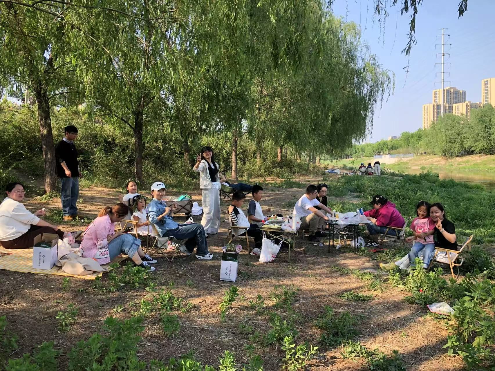 威龍公司銷售精英齊聚虞河畔 共度歡樂戶外露營燒烤日