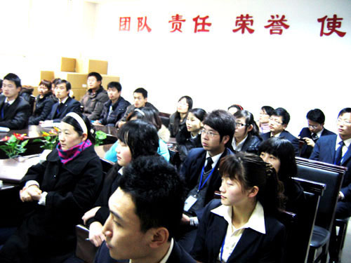 威龍公司組織員工進行集體內(nèi)訓(xùn)